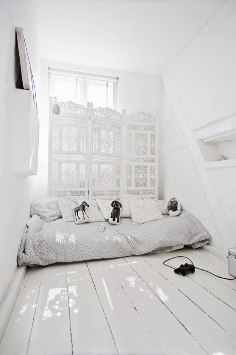 Biały ażurowy parawan w marokańskim stylu w białej sypialni (24025)