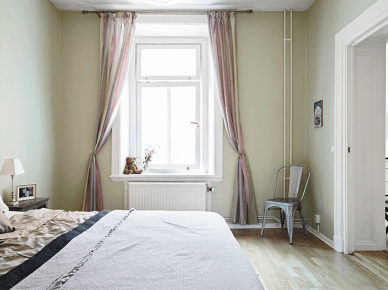 Pastelowa aranżacja sypialni z różowo-szarymi zasłonami na oknie (21076)