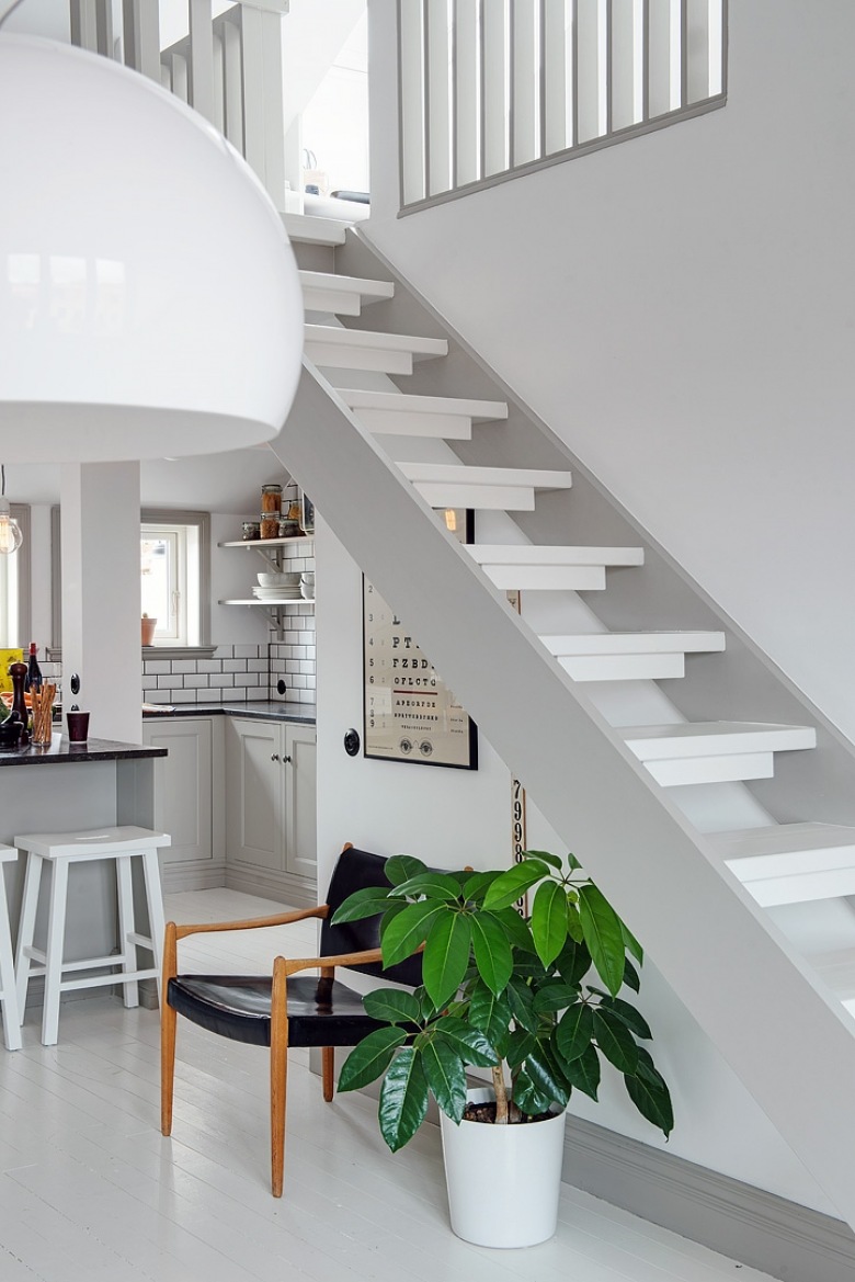 Ażurowe białe schody w otwartej przestrzeni dwupoziomowego mieszkania (25949)