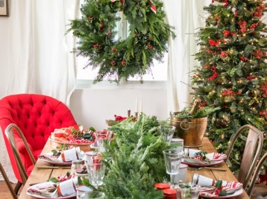Tradycyjne dekoracje świąteczne stołu z zielonym wiankiem i choinką z czerwonymi dekoracjami i krzesłami tolix (27548)