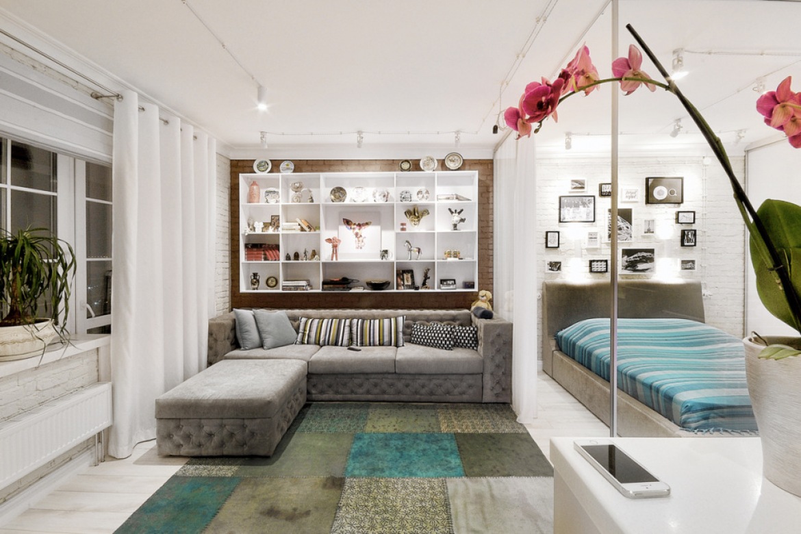 Nowoczesny salon razem z sypialnią oddzieloną szklaną ścianką,dywan turkusowy vintage,szara sofa (28198)