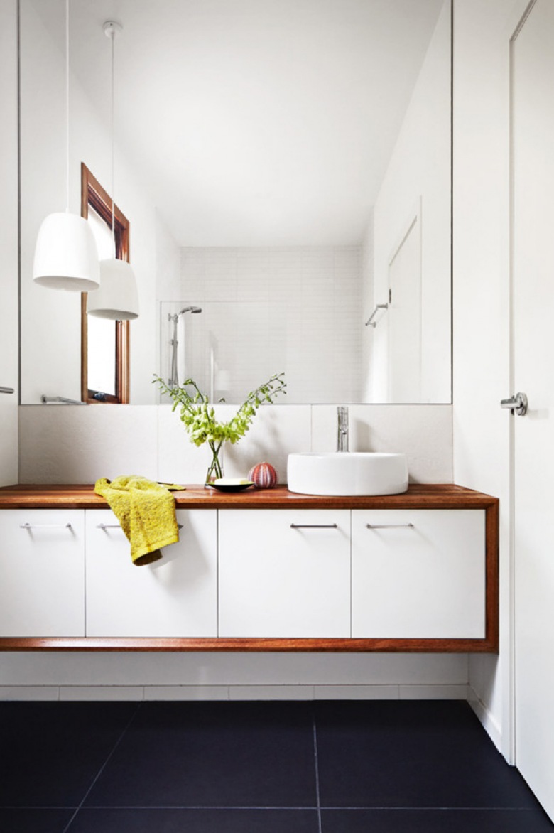 Biała szafka w drewnianej obudowie w łazience (20981)