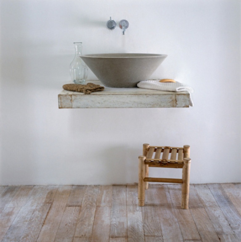 piękne łazienki z wykorzystaniem naturalnego drewna, przetartego na biało oraz w gregoriańskiej oprawie