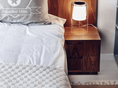 Nowoczesne drewniane brązowe łóżko w skandynawskiej sypialni (20980)