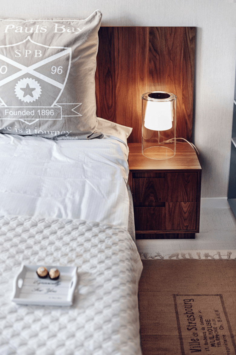 Nowoczesne drewniane brązowe łóżko w skandynawskiej sypialni (20980)