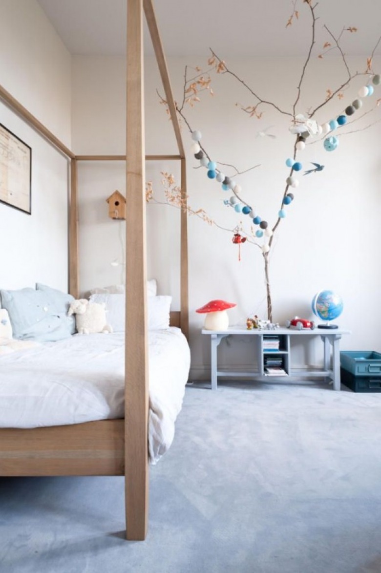 Drewniane łóżko i dekoracje w pokoju dziecięcym (50551)