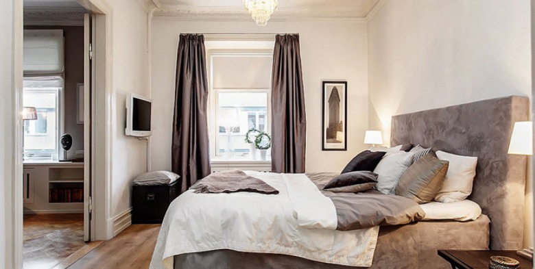 Zasłony i łóżko w kolorze cappuccino w białej eleganckiej sypialni (21855)