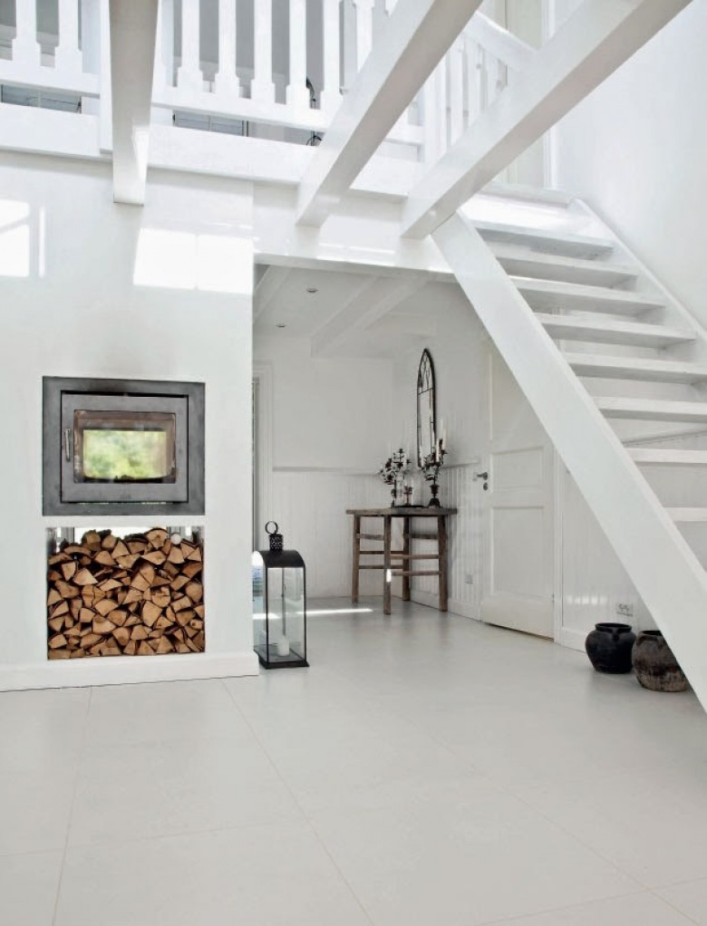 Drewniane białe schody, kominek z półką na drewno,metalowy lampion i wiejska konsolka (23825)