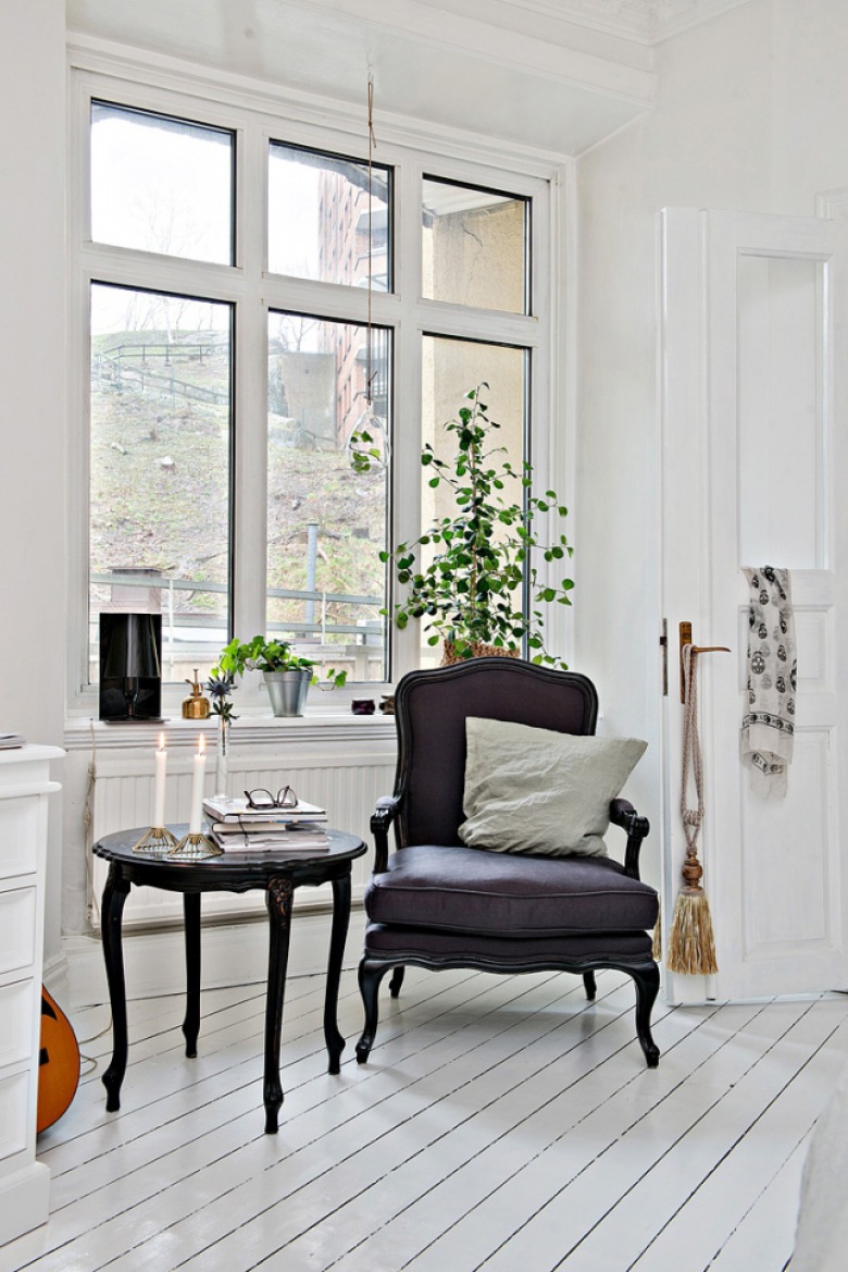 Niski stolik okrągły w stylu ludwikowski, czarny fotel z fioletową tapicerką w białym salonie skandynawskim (28415)