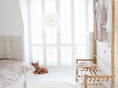 Biała sypialnia dla dziecka z drewnianą ażurową ławką z wieszakami (47709)