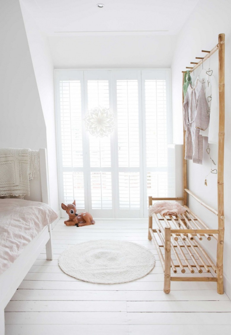Biała sypialnia dla dziecka z drewnianą ażurową ławką z wieszakami (47709)