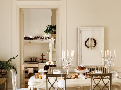 Białe ekrany panele na ścianie w jadalni ze świątecznym stołem i francuskimi szarymi krzesłami (27355)