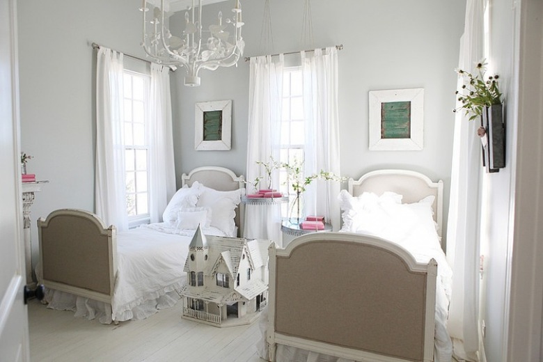 Biały kuty żyrandol i franuskie łóżka w pokoju dziewczęcym (23712)