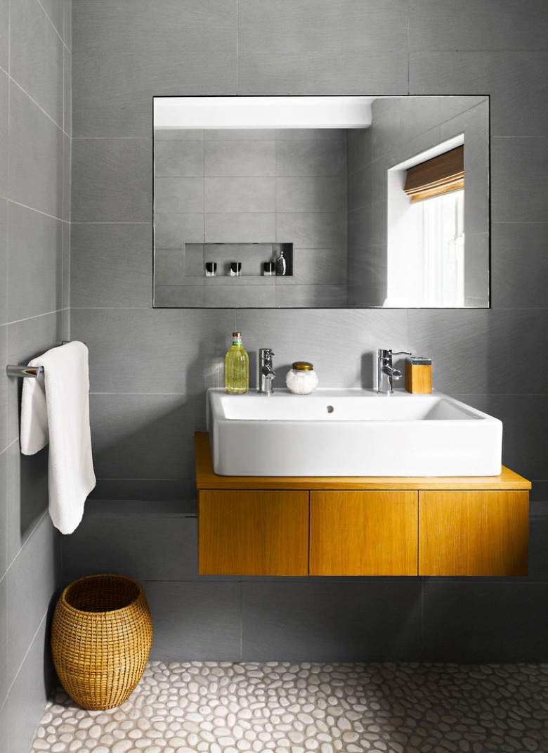 Łazienka w kolorze betonu z drewnianą podporą pod umywalkę (20914)