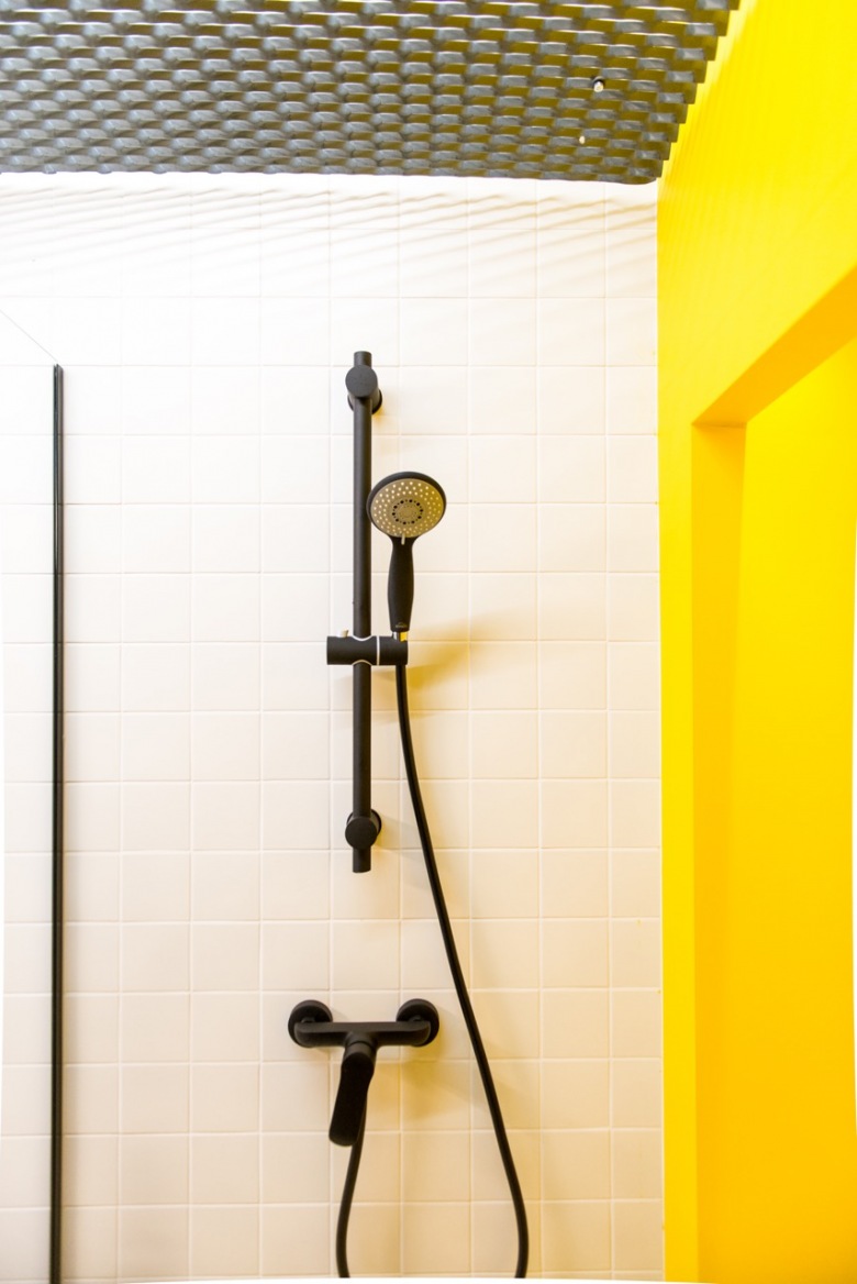 Żółta ściana w aranżacji minimalistycznej łazienki (56062)