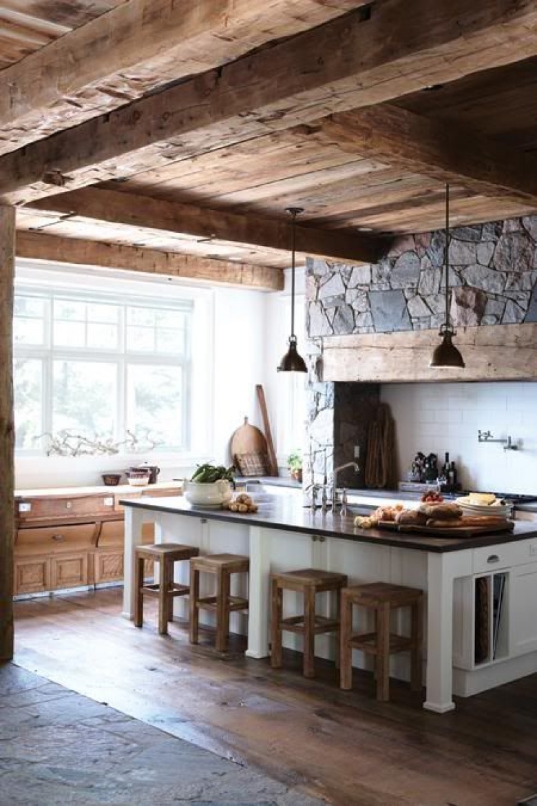 W aranżacji przestronnej kuchni uwzględniono zarówno drewno, jak i kamień. Podłoga i sufit z desek tworzą pewnego rodzaju ramy, w których zamyka się kuchenny...
