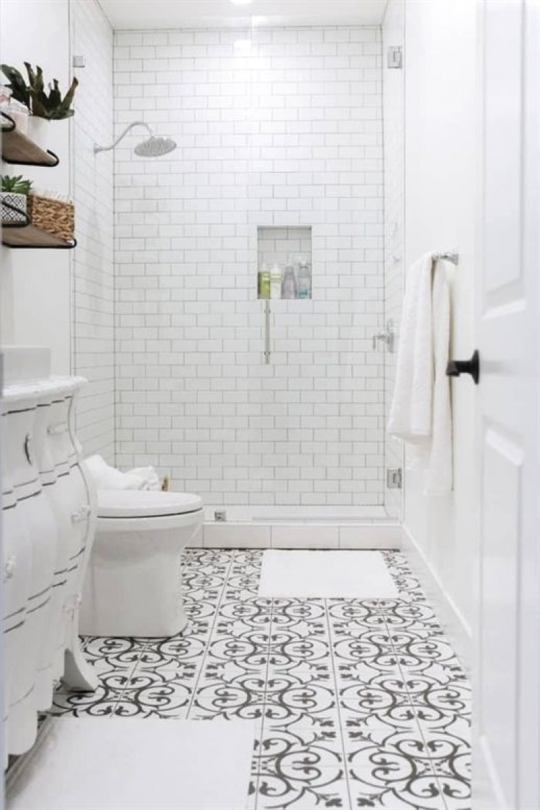 Biała łazienka ze wzorzystą podłogą (55742)