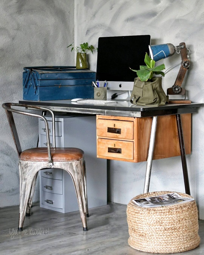 W domowym gabinecie chłodna szarość kontrastowo zestawiona jest z cieplejszym odcienie drewna. Na biurku, oprócz podstawowych akcesoriów i laptopa, znajdują się także elementy...