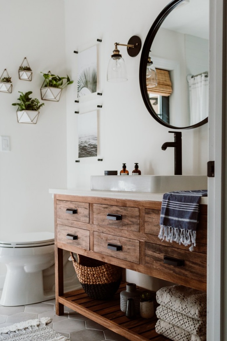 W aranżacji łazienki główną rolę odgrywa piękna drewniana szafka pod umywalką. Całkiem duży mebel posiada aż sześć szufladek, które są bardzo pomocne w zorganizowaniu przestrzeni do...