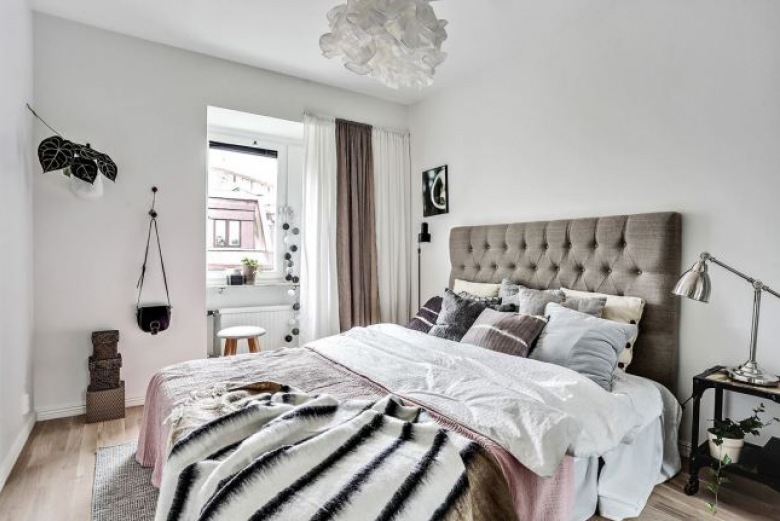 Pikowane szare wezgłowie łóżka w skandynawskiej aranżacji sypialni (48398)