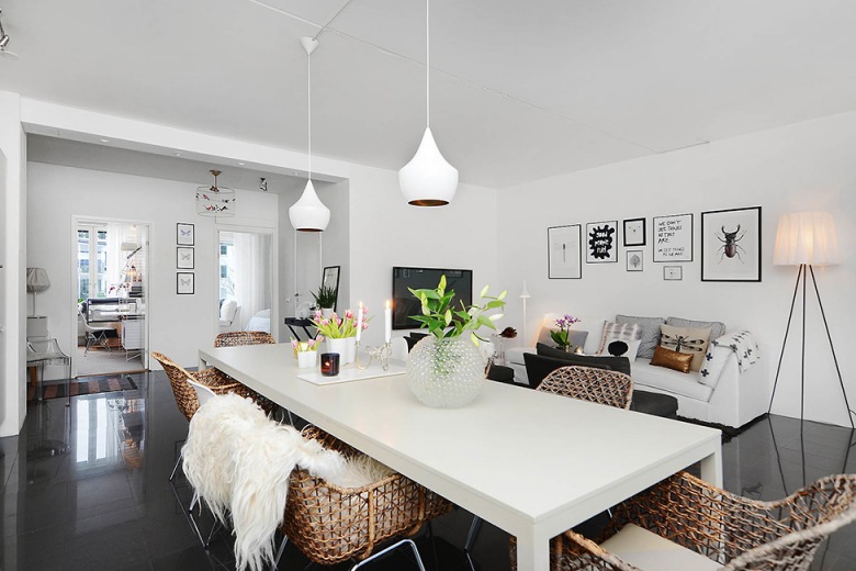 Piękna jadalnia z salonem z białym stołem, bambusowymi nowoczesnymi krzesłami w otawrtym widoku mieszkania (24636)