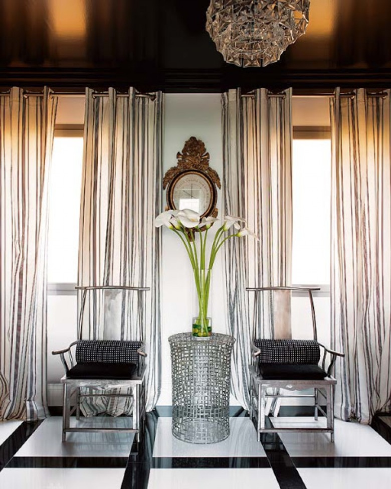  Dwie olbrzymie fotografie Coco Chanel   są wydrukowane na drzwiach szafy - piękny art deco apartament zlokalizowany w mieszczańskiej dzielnicy Bilbao, Hiszpania. Szary kolor jest wspólny i jednoczący   wszystkie elementy mieszkania    przestrzeni społecznej. Białe klawisze jabłko zielone, nowoczesne i wygodne umeblowanie połączone zostały do perfekcji z eleganckimi meblami z drewna e XVIII wieku. 
Nowoczesność, klasycyzm i elegancja!...