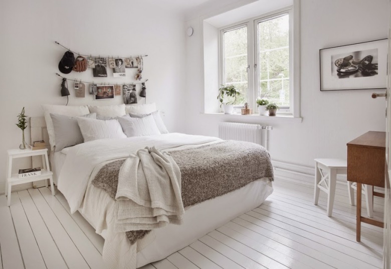 Biało-szara sypialnia z drewnianą podłogą (51802)