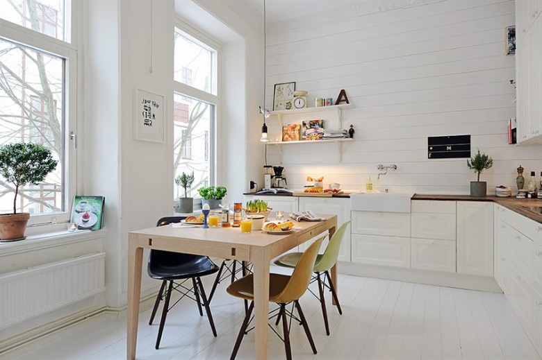Biała wysoka kuchnia z jadalnią w skandynawskim stylu (51771)