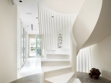 oryginalne, spiralne schody w nowoczesnym apartamencie - to propozycja do nowoczesnych...