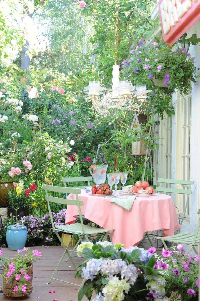 Różowy obrus na okrągłym stole w ogrodzie (24512)