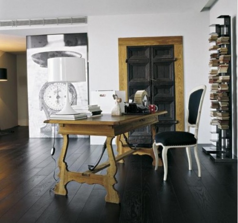 Drewniane czarne drzwi,czarne deskin apodłodze,rustykalne biurko i czarno-biała fototapeta w domowym biurze (25216)