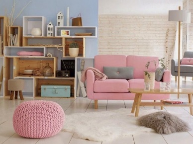 Jasno-niebieskie ściany,różowa sofa,różowy  dziergany puf  w salonie skandynawskim (28320)