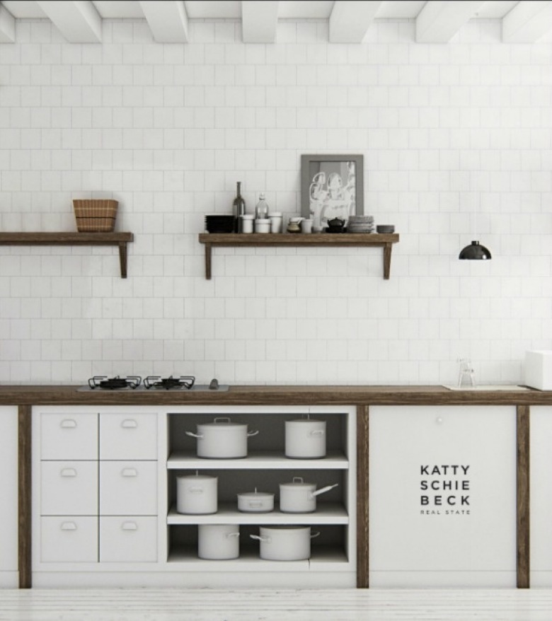 Białe szafki i płytki w kuchni z drewnianymi półkami i blatem (25248)