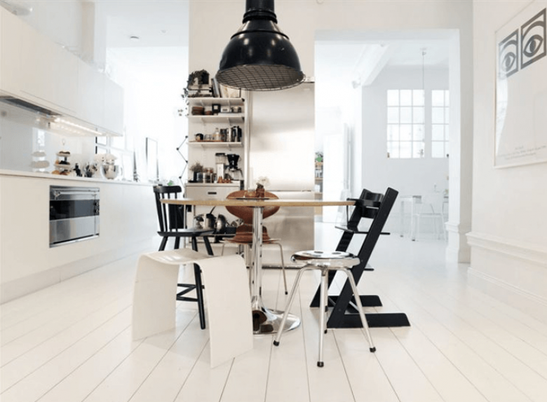 Idealna skandynawska kuchnia w bieli ze stołem z mieszanymi krzesłami (21088)