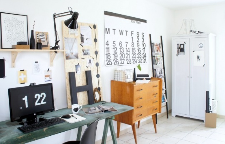 Czarna drabina,ruda komoda,turkusowe biurko i litery 3D w domowym biurze (25225)