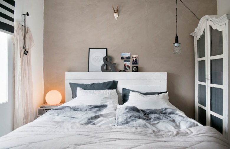 Beton dekoracyjny na ścianie w sypialni,biała serwantka szafa,industrialna żarówka na kablu,białe łóżko (47891)