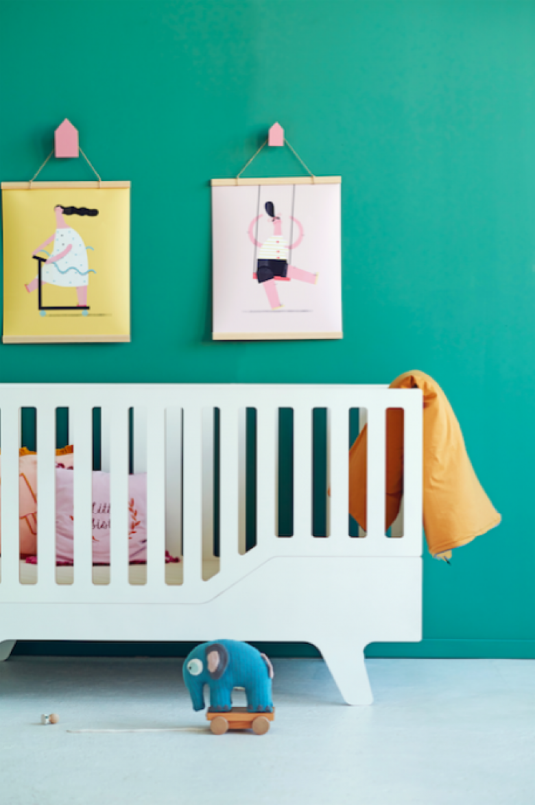 Pokoik dziecięcy ze szmaragdową ścianą i białym łóżeczkiem (52503)