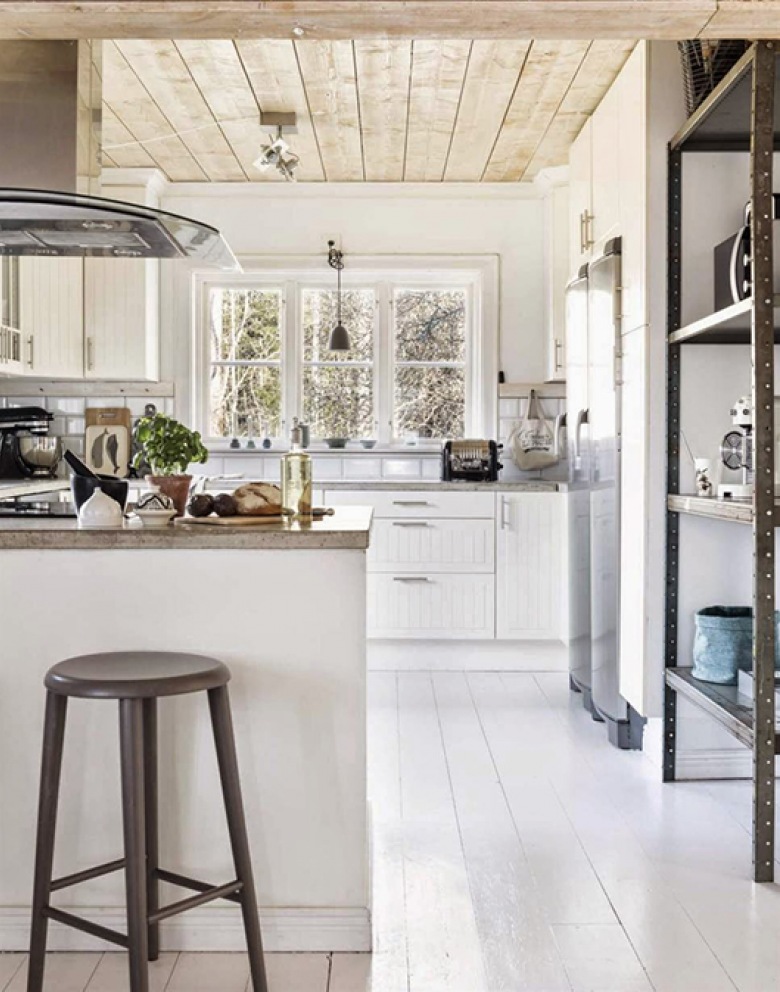 Naturalne drewno i białe deski w skandynawskiej kuchni (48324)