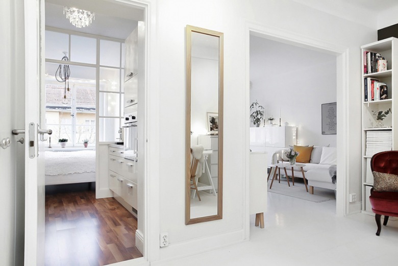 Białe i drewniane podłogi w mieszkaniu urządzonym w stylu skandynawskim (27864)