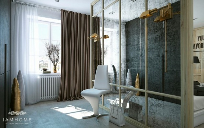 Lustrzana ściana , beżowe zasłony,nowoczesne krzesło i złote detale w aranżacji przedpokoju (26892)
