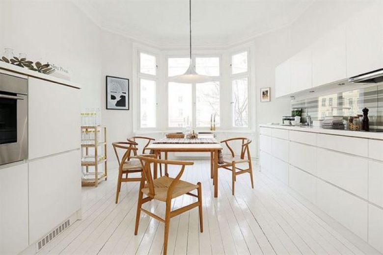Skandynawska aranżacja białej kuchni z drewnianymi detalami (20954)