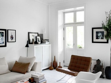 Nowoczesny fotel ze skóry w białym skandynawskim salonie (20982)