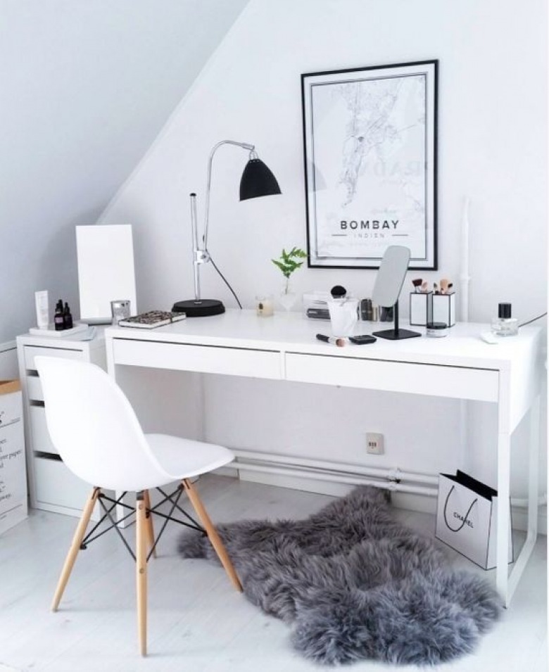 Pokój biurowy w stylu skandynawskim na poddaszu (53831)