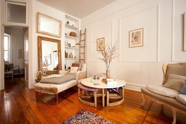 Prowansalskie sofy i szezlongi i drewniane lustra w salonie (20870)