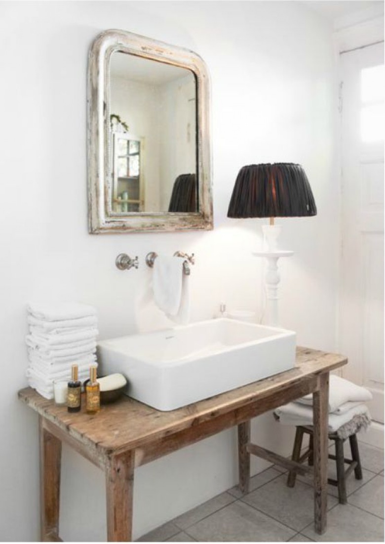 Lustro i drewniany stolik w aranżacji łazienki (51378)