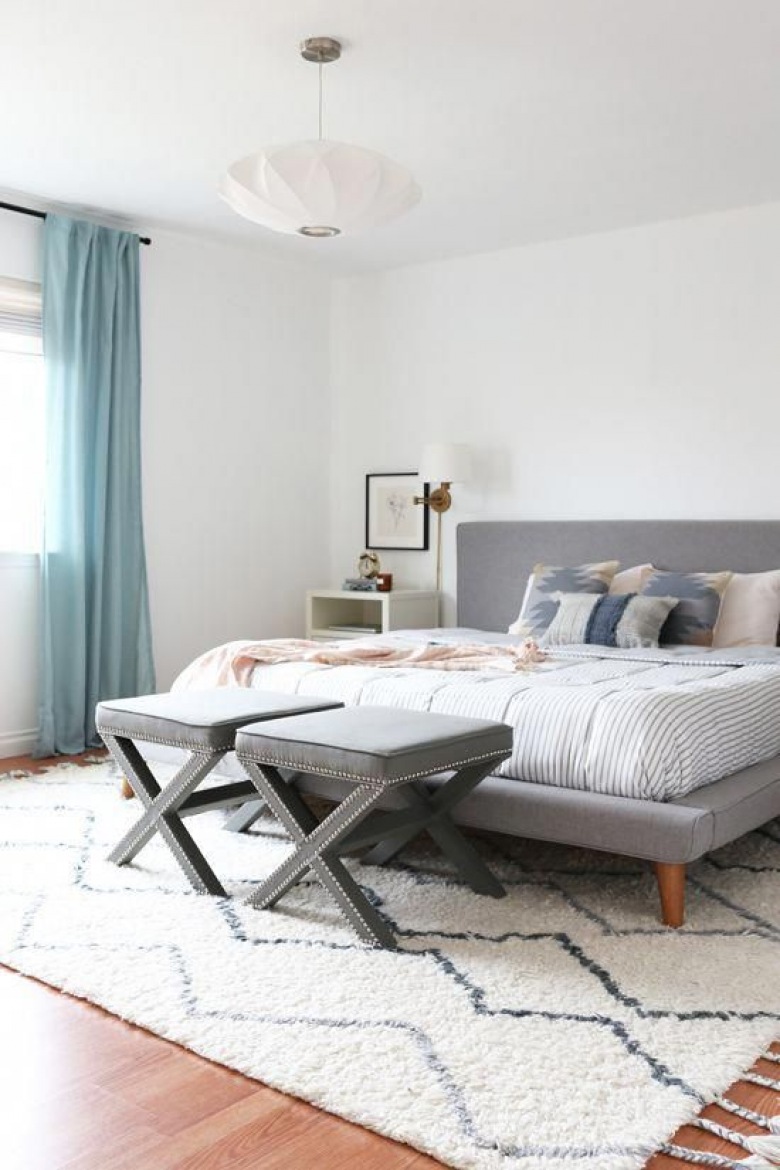Sypialnię urządzono raczej w minimalistycznym stylu. Znajduje się tu jedynie łóżko obite szarym materiałem oraz dwa stołki przed...