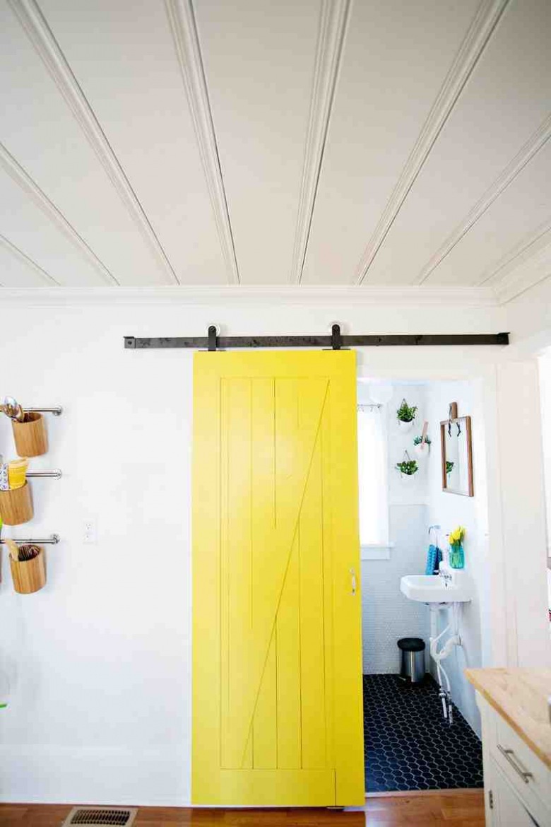 Żółte drzwi przesuwne do łazienki (26510)