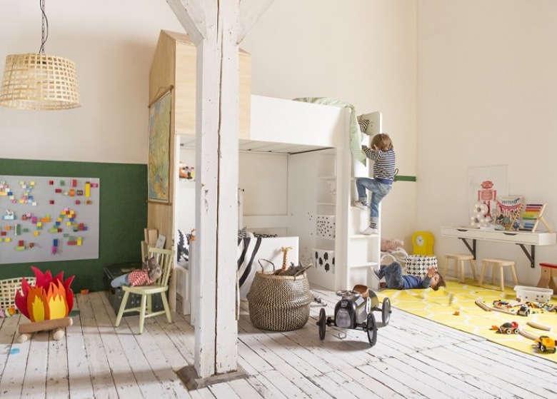Przestronny pokój dziecięcy zaaranżowano w typowo skandynawskim stylu. Nie brakuje tutaj naturalnego drewna oraz bieli,...