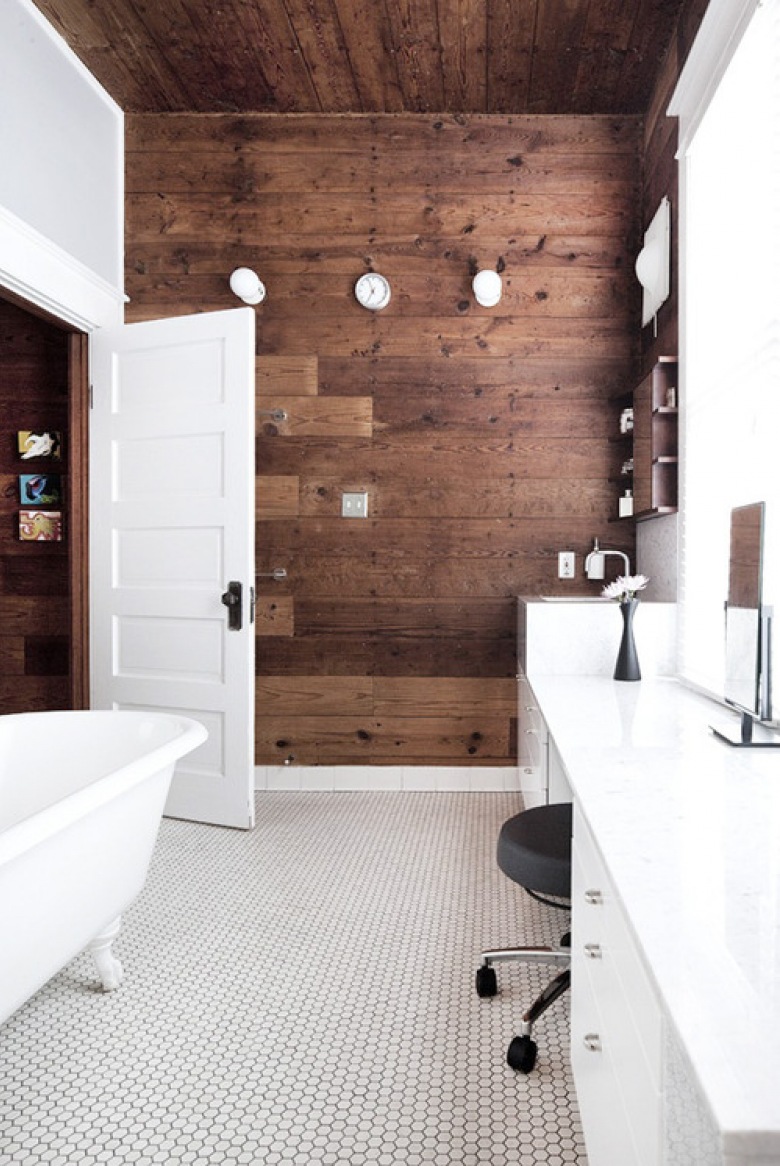 Drewniane ściany w łazience idealnie pasują do minimalistycznych, prostych białych mebli. Wanna wolnostojąca to must...