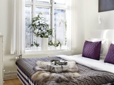 Sypialnia z łóżkiem z tapicerką w kratkę i naturalna dekoracją świąteczną okna (20487)
